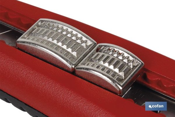 Cúter profesional - Cúter ergonómico y ligero - Medidas de la hoja: 18 mm